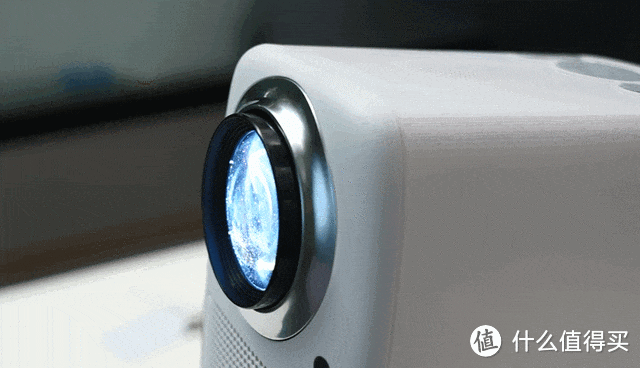 500多元的高亮投影仪,自带伸缩镜头,最大能投300寸
