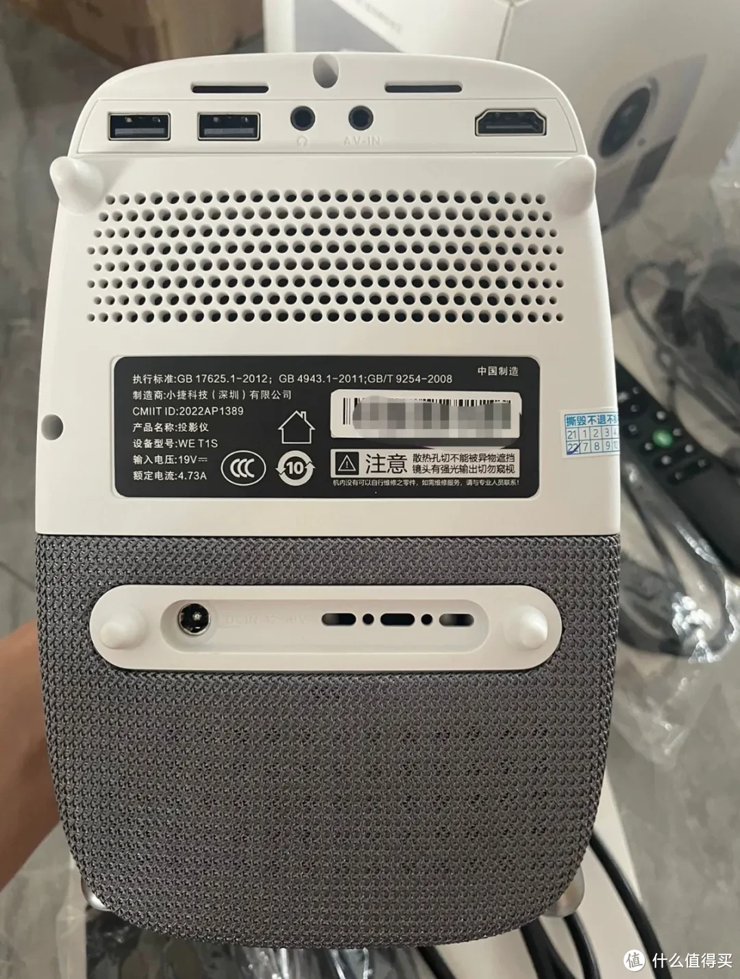 500多元的高亮投影仪,自带伸缩镜头,最大能投300寸