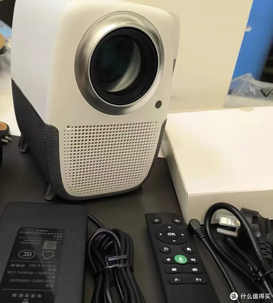 500多元的高亮投影仪,自带伸缩镜头,最大能投300寸