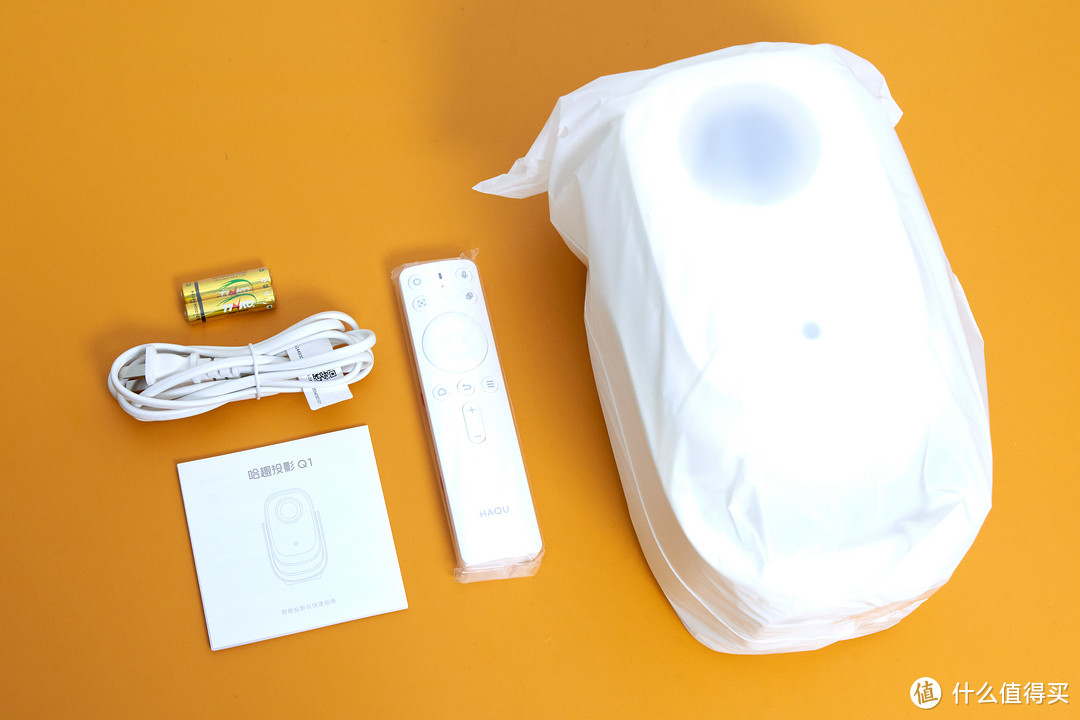 百元投影，越级体验，哈趣Q1投影仪开箱实测，平价也能影院画质